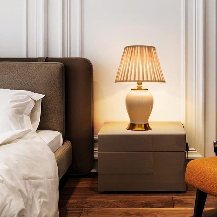 Настільна лампа для спальні, вітальні, кабінету. Сучасний дизайн, E27, тепле світло, білий колір