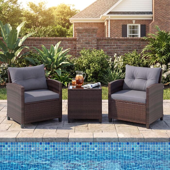 Садовий набір меблів COSTWAY з ротангу 3 предмети: 2 крісла, стіл зі скляною стільницею, подушки. Меблі для балкона, тераси, саду, для 2 осіб, коричнево-сірий