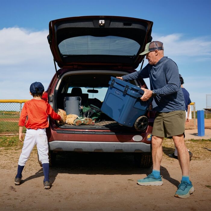 Чорна валіза-холодильник YETI Roadie 32 на колесах - ізольована, міцна