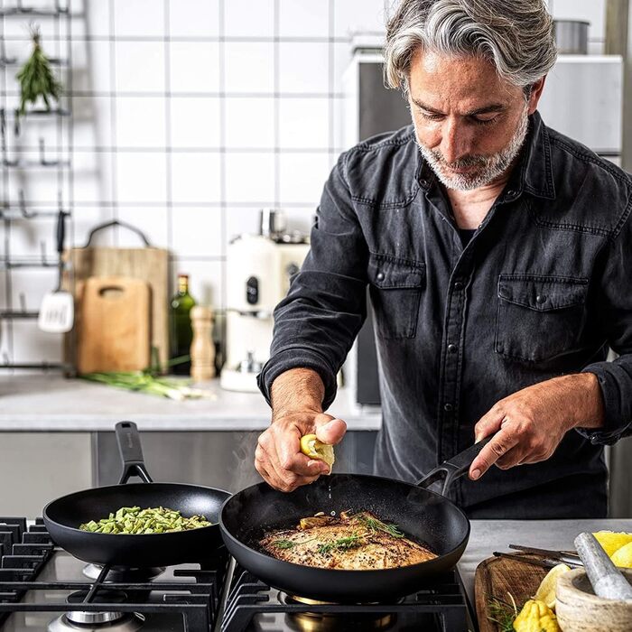 Сковорода KitchenAid 28 см Classic з антипригарним покриттям, алюміній, для індукції, сумісна з духовкою до 160°C, можна мити в посудомийній машині, ергономічна ручка