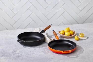 Сковорода Le Creuset Signature з чавуну з дерев'яним ручками, 24 см, кольору 'Огненний Рубін'