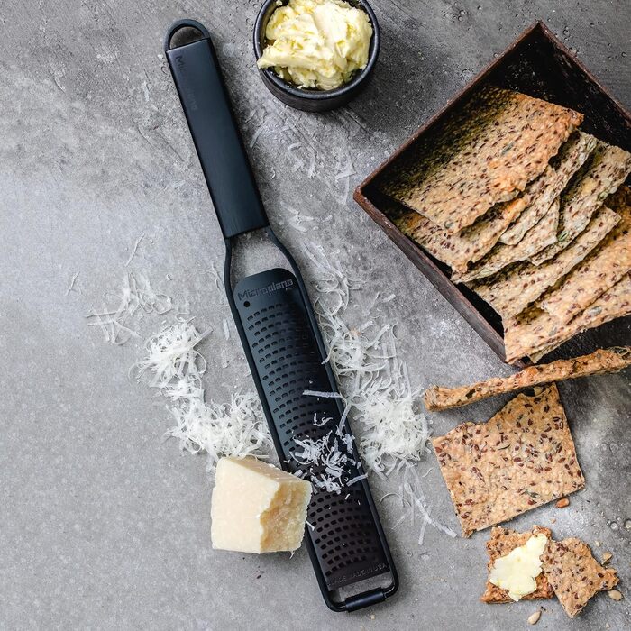 Терка кухонна Microplane Grob з нержавіючої сталі, Made in USA, для сиру, моркви, імбиру, кокосу та хріну, серія Black Sheep (чорна, цитрус)