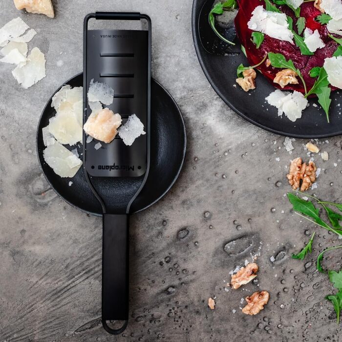 Терка кухонна Microplane Grob з нержавіючої сталі, Made in USA, для сиру, моркви, імбиру, кокосу та хріну, серія Black Sheep (чорна, велика)