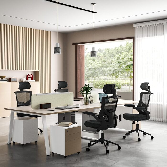 Ергономічне крісло для офісу з регульованою підголівником та поперековою підтримкою – високе офісне крісло з сітчастою спинкою та м'яким сидінням, вішалка для одягу та функцією блокування (Чорний)