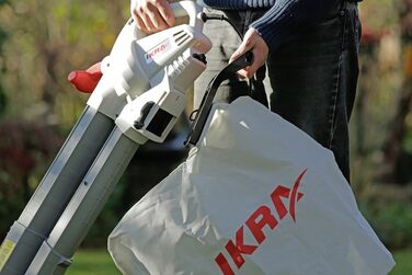 IKRA 74204030 Електричний 3-в-1: пилосос для листя, повітродувка, подрібнювач листя IBV 2800 E, об'єм контейнера 45л, швидкість повітря 275 км/год, 2800 Вт, 230 В, сірий/червоний/чорний