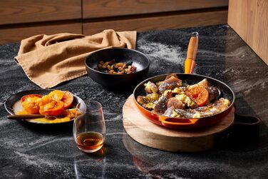 Сковорода Le Creuset Signature з чавуну з дерев'яним ручками, 24 см, кольору 'Огненний Рубін'