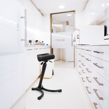 Крісло для роботи TOP WORK 33 PU чорного кольору з пінопластовим наповнювачем, металевим каркасом та регульованою висотою. hjh OFFICE