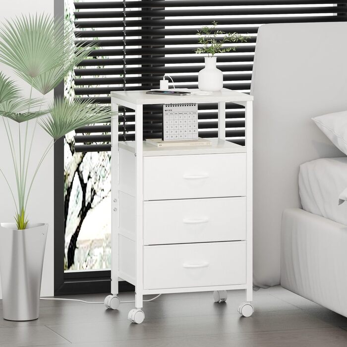 Нічний столик з 3 шухлядами, зарядний станція, 2 розетки AC та 2 USB, з роликами, білий