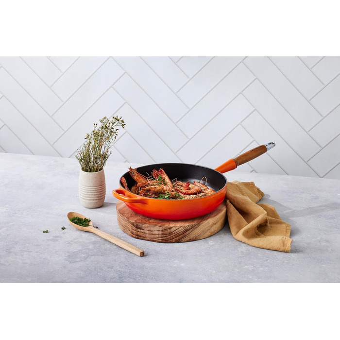 LE CREUSET сковорода жаровня з чавуну з дерев'яним ручками 28 см, колір 'Огневий Рубін'