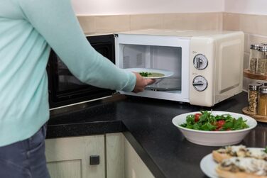Мікрохвильова піч Russell Hobbs RHRETMM705C, 17 л, 700 Вт, ретро стиль, кремова, 5 режимів потужності, таймер, функція розморожування, легке очищення