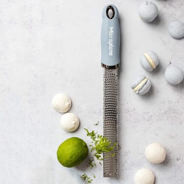 Терка Microplane Zester для цитрусових, пармезану, імбиру, шоколаду та мускатного горіха, з тонкою лезом з нержавіючої сталі, синя, 325x35x30 мм, вироблено в США