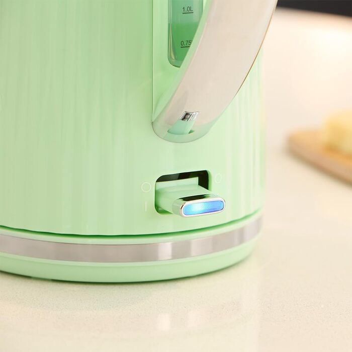 Електричний чайник Russell Hobbs Eden 27362-70, 1.7 л, 2400 Вт, колір фісташковий, нержавіюча сталь, з фільтром від накипу та індикатором рівня води
