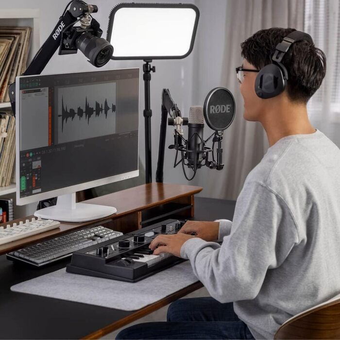 Студійний мікрофон Rode NT1 5th Gen Black XLR/USB + тримач K-M 23840 + мікрофіброва серветка Keepdrum