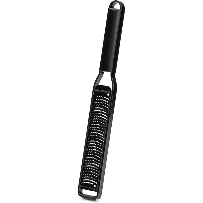 Терка кухонна Microplane Grob з нержавіючої сталі, Made in USA, для сиру, моркви, імбиру, кокосу та хріну, серія Black Sheep (чорна, цитрус)