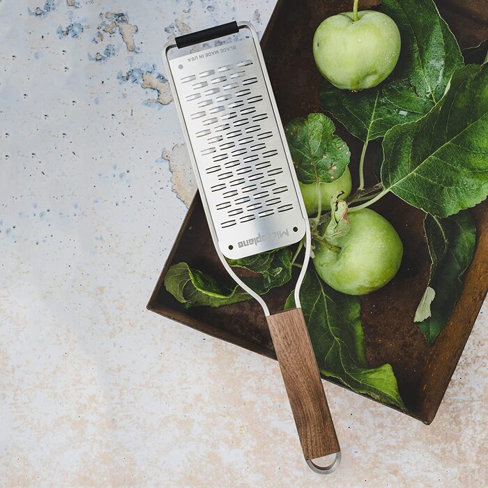 Терка Microplane Master для твердого сиру, яблук, моркви, цукіні та шоколаду з двостороннім лезом, ручка з горіхового дерева, нержавіюча сталь, вироблено в США