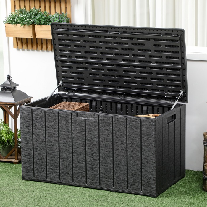 Ящик для подушок Gartenbox об'ємом 366 літрів з міцного двостінного пластику. Водостійкий, з колесами та зручними ручками для переміщення. Має реалістичне імітування текстури дерева.