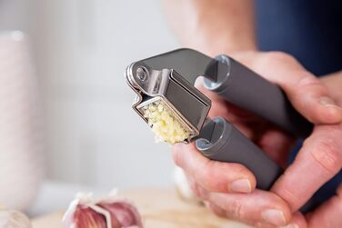 Прес для часнику KitchenAid Softgrip, сірий колір вугілля, нержавіюча сталь