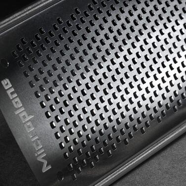 Тёрка Microplane® Fein для сыра, цитрусовых, чеснока, чили, корицы и мускатного ореха с лезвиями из нержавеющей стали - Made in USA (Красный, Тонкая лезвие)