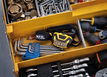 Налобний ліхтар PETZL ARIA 1R, компактний, водонепроникний, акумуляторний, 450 люмен, чорний/жовтий, білий