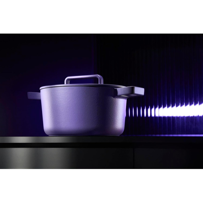 Жаровня WMF Flavour 24 см, чавунна, індукційна, емальована, фіолетова, з кришкою з конденсаційними краплями, сучасний дизайн