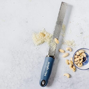 Терка Microplane для цитрусових, пармезану, імбиру, шоколаду та мускатного горіха, з дрібною лезом із нержавіючої сталі, синя, вироблено у США, 325×35×30 мм