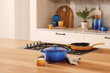 Le Creuset Signature висока сковорода-каструля з чавуну, 26 см, 2 л, для всіх плит і духовок, колір Nectar