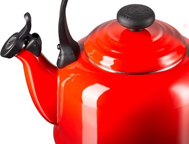Чайник для води Le Creuset Tradition, емальована сталь, 2.1 л, вишнево-червоний