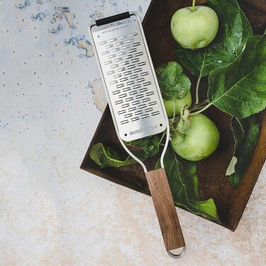 Терка Microplane Master для твердого сиру, яблук, моркви, цукіні та шоколаду з двостороннім лезом, ручка з горіхового дерева, нержавіюча сталь, вироблено в США