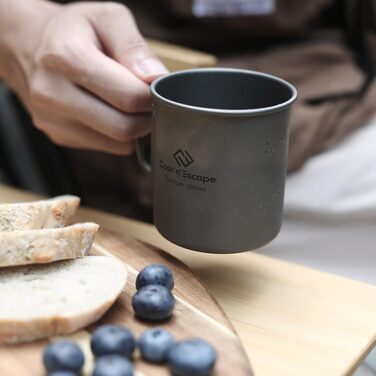 Титанова чашка для кемпінгу COOK'N'ESCAPE Titan Becher 300 мл з кришкою та складною ручкою - легка, міцна, жаростійка для туризму, пікніка