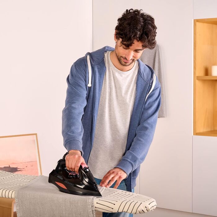 Парова праска BLACK+DECKER BXIR3000E, 3000 Вт, керамічна підошва, 200 г/хв пар, 45 г/хв постійний пар, подвійний захист від накипу, функція розпилення, вертикальне дезінфікування, резервуар 420 мл, червона