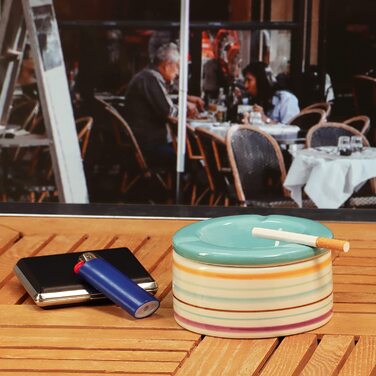 Комплект COM-FOUR®: 2 штормових попільнички з доломітової кераміки, великі настільні попільнички з кришкою, різнокольорові смуги, 14 см, жовта і синя, стійкі до негоди