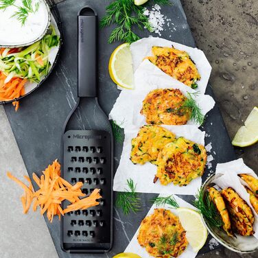 Терка кухонна Microplane Grob з нержавіючої сталі, Made in USA, для сиру, моркви, імбиру, кокосу та хріну, серія Black Sheep (чорна, дуже груба)