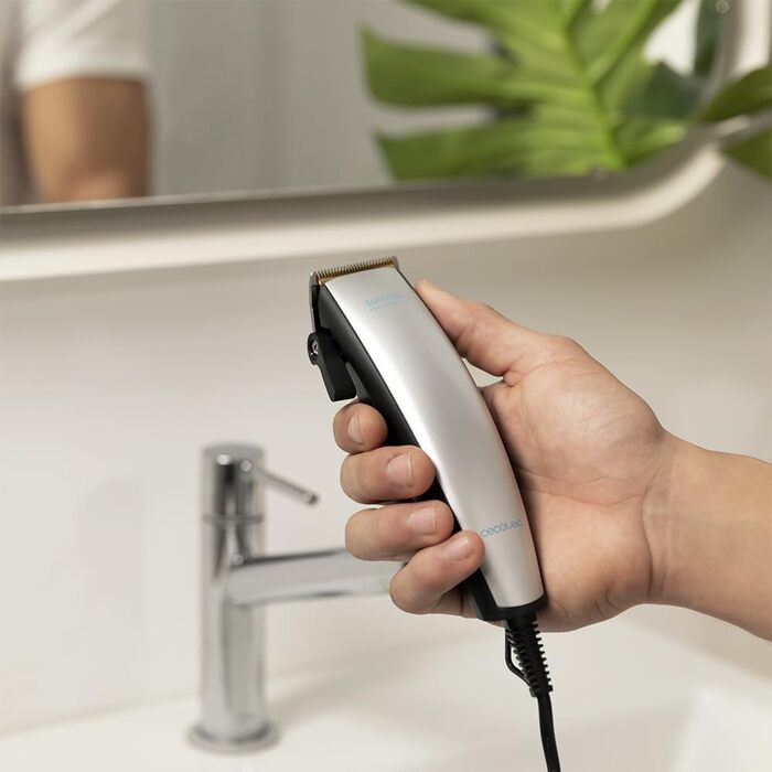 Машинка для стрижки волосся Cecotec Bamba PrecisionCare Wet&Dry з нержавіючої сталі з титановим покриттям, акумуляторна, до 120 хв роботи, довжина зрізу 0,5-30 мм, 8 насадок, професійна, для вологого та сухого використання