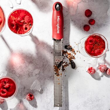 Терка Microplane Zester гранатово-червона для цитрусових, пармезану, імбиру, шоколаду та мускатного горіха, нержавіюча сталь, 325x35x30 мм, вироблено в США