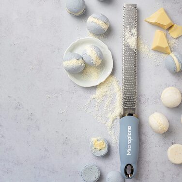 Терка Microplane Zester для цитрусових, пармезану, імбиру, шоколаду та мускатного горіха, з тонкою лезом з нержавіючої сталі, синя, 325x35x30 мм, вироблено в США