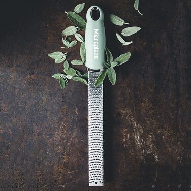 Терка Microplane для цитрусових, пармезану, імбиру, шоколаду та мускатного горіха, салатова, з нержавіючої сталі, виготовлена в США