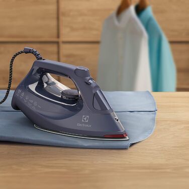 Праска Electrolux Refine 600 E6SI1-4MN, парова, 2500 Вт, автоматичне вимкнення, антипригарна підошва, самоочищення, захист від капання, 2 м кабель, синя