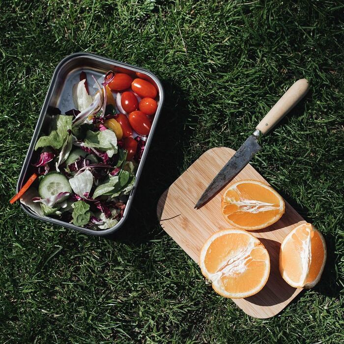 Сталевий ланчбокс Black + Blum Bento Box з бамбуковою кришкою-дошкою, силіконовим роздільником та ремінцем, 1.25 л, Olive