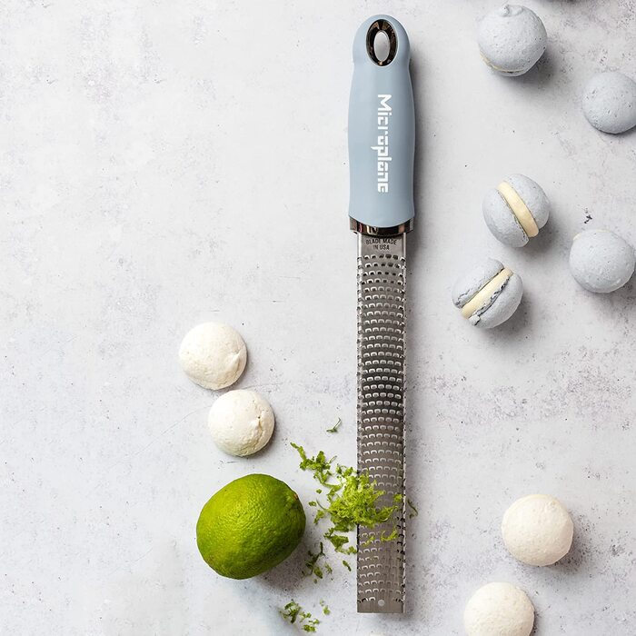 Терка Microplane Zester для цитрусових, пармезану, імбиру, шоколаду та мускатного горіха, з тонкою лезом з нержавіючої сталі, синя, 325x35x30 мм, вироблено в США