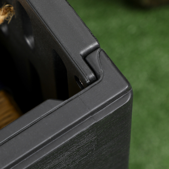 Ящик для подушок Gartenbox об'ємом 366 літрів з міцного двостінного пластику. Водостійкий, з колесами та зручними ручками для переміщення. Має реалістичне імітування текстури дерева.