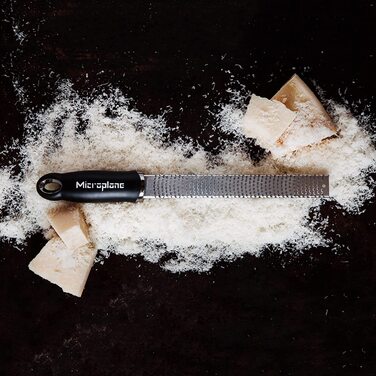 Терка Microplane для цедри, сиру, імбиру та шоколаду, з тонким лезом з нержавіючої сталі, чорна, виробництво США, 325×35×30 мм