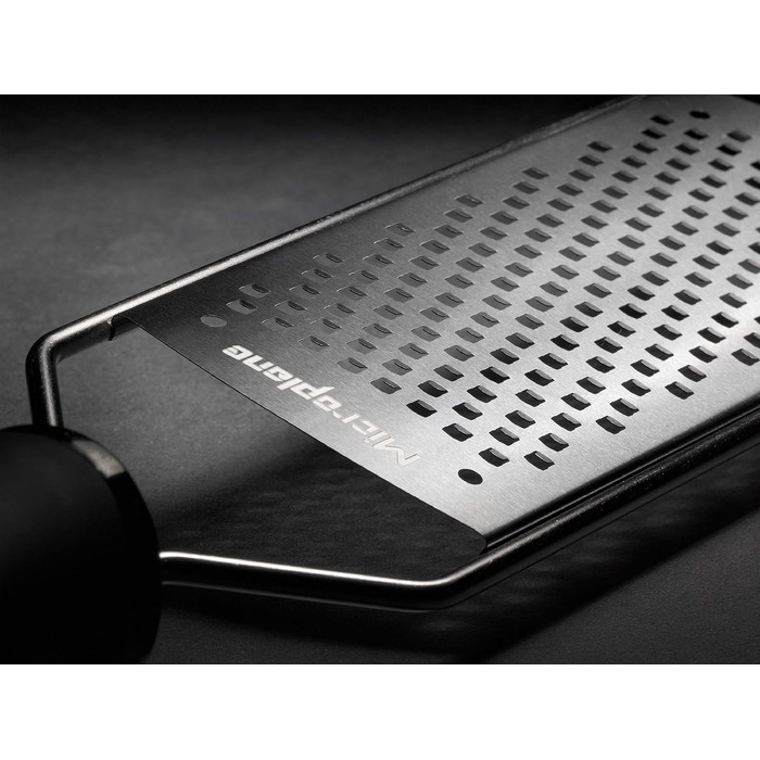 Терка кухонна Microplane Grob для сиру, моркви, імбиру, кокосу та хріну, червона з нержавіючою сталлю, Made in USA