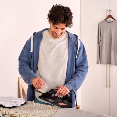 Парова праска BLACK+DECKER BXIR3000E, 3000 Вт, керамічна підошва, 200 г/хв пар, 45 г/хв постійний пар, подвійний захист від накипу, функція розпилення, вертикальне дезінфікування, резервуар 420 мл, червона