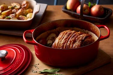 Le Creuset Signature Bräter aus Gusseisen mit Deckel, 35 см, овальний, 8,9 л, Kirschrot