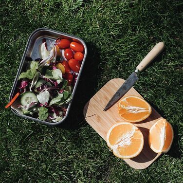 Сталевий ланчбокс Black + Blum Bento Box з бамбуковою кришкою-дошкою, силіконовим роздільником та ремінцем, 1.25 л, Olive