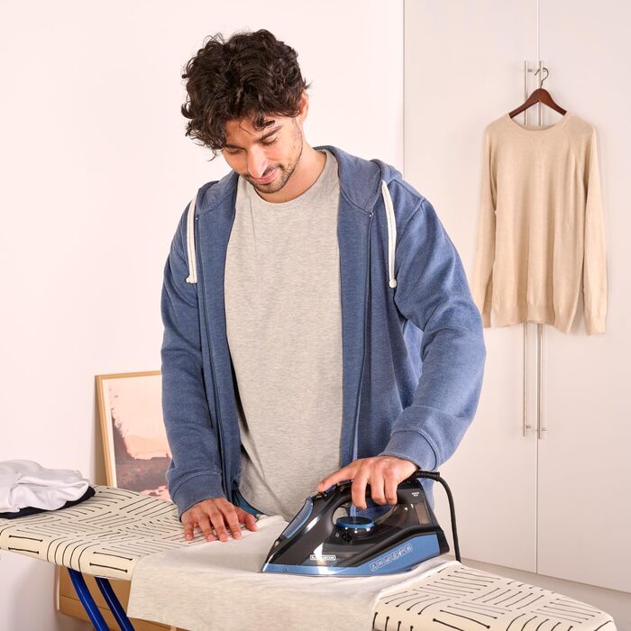 Парова праска BLACK+DECKER BXIR2801E, 2800 Вт, керамічна підошва, паровий удар 180 г/хв, постійна подача пари 45 г/хв, самоочищення, подвійний антинакипний фільтр, авто-відключення, синя/золота