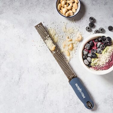 Терка Microplane для цитрусових, пармезану, імбиру, шоколаду та мускатного горіха, з дрібною лезом із нержавіючої сталі, синя, вироблено у США, 325×35×30 мм