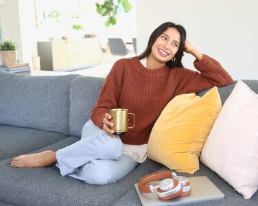Розумна чашка Ember Smart Mug 2 295 мл із регулюванням температури, управлінням через додаток, акумулятором на 1,5 години, LED-дисплеєм, заряджається, оновлений дизайн, золота