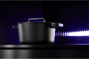 Жаровня WMF Flavour 22 см, чавунна, для індукції, емальована, чорна, з кришкою з конденсаційними виступами, сучасний дизайн