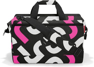 Reisenthel Allrounder L Pocket універсальна сумка-доктор для подорожей, роботи та відпочинку, з кишенями і функцією кріплення на валізу, рожевий з принтом літер